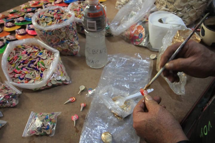 9. Producción de caritas en pan de muerto. Foto - NVI Noticias