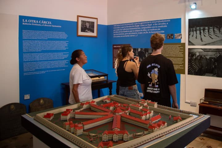 9. Visitantes en el Museo Penitenciario Antonio Ballvé. Foto - Museo Penitenciario Antonio Ballvé (Facebook)