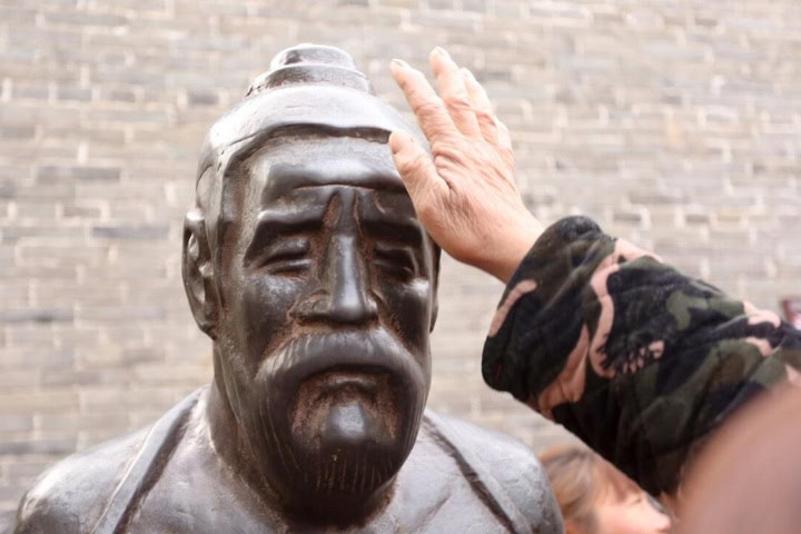 9. Escultura de Qin Hui siendo golpeada. Foto - 知乎 (Zhihu)