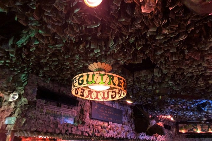 9. Techo lleno de dólares en McGuire's Irish Pub. Foto - geir g (Tripadvisor)