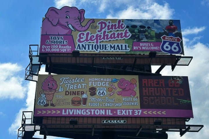 9. Letreros de parada en Pink Elephant Antique Mall. Foto - The Pink Elephant Antique Mall (Facebook)