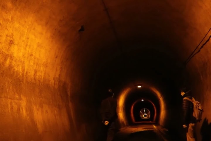 9. Visitantes caminando en el interior del túnel Kiyotaki. Foto - Takuro Oshima (YouTube)