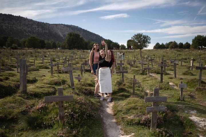 9. Viajeras en Sad Hill. Foto - Norte y Cultura
