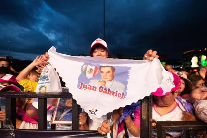 9. Fanáticos de Juan Gabriel. Foto - Cortés FM 105.7