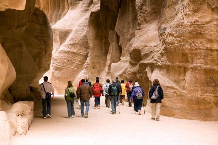 9. Viajeros caminando en Petra. Foto - Alamy