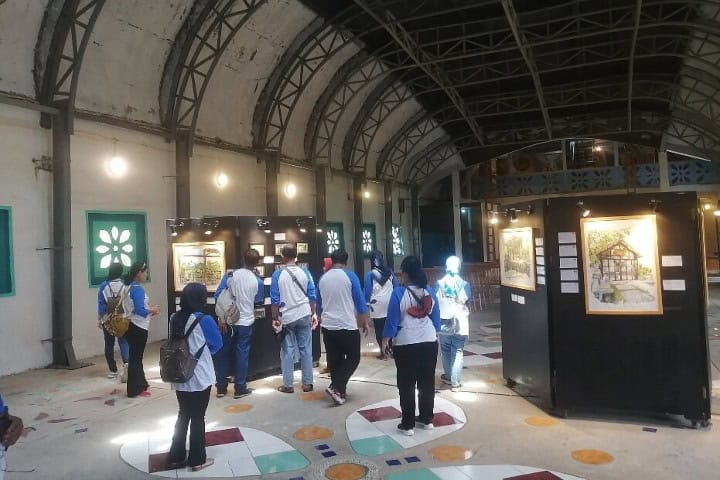 9. Visitantes mirando galería fotográfica de la historia de Bukit Rhema. Foto - Dfendor (TripAdvisor)