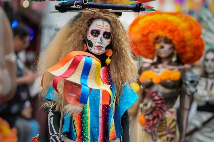 EXTRA. Disfraz durante desfile de Día de Muertos en Taxco. Foto - Arq. Juan Andrés Vega (Facebook)