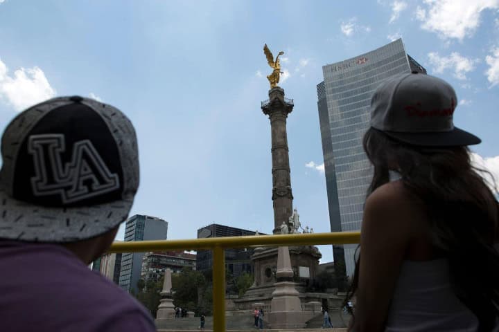 EXTRA. Viajeros de Turibus frente al Ángel de la Independencia. Foto - Getty Images
