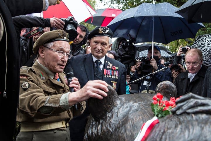EXTRA. Wojciech Narebski en la revelación de la estatua de Wojtek en Escocia. Foto - freshmint studi