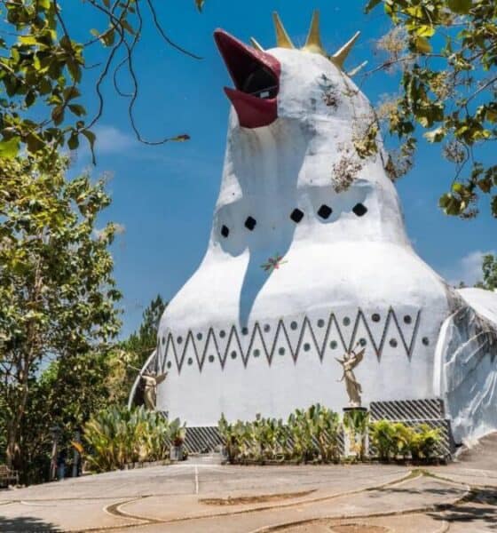 LA IGLESIA DEL POLLO EN INDONESIA