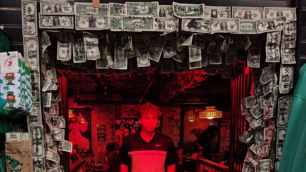 MCGUIRE'S IRISH PUB, LOS PUBS CON BILLETES PEGADOS A LAS PAREDES