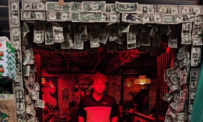 MCGUIRE'S IRISH PUB, LOS PUBS CON BILLETES PEGADOS A LAS PAREDES
