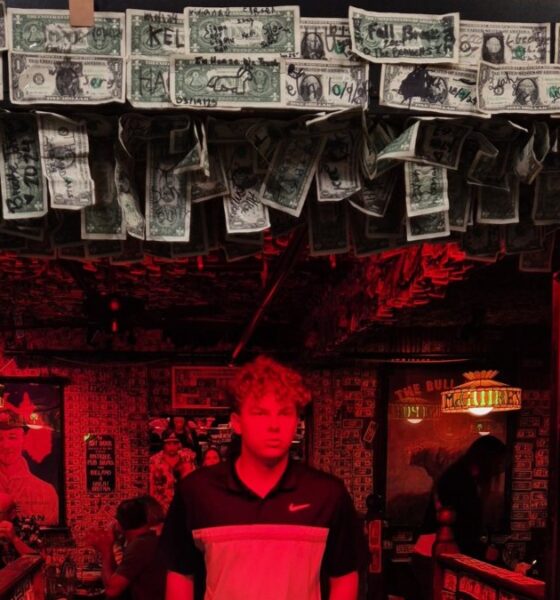 MCGUIRE'S IRISH PUB, LOS PUBS CON BILLETES PEGADOS A LAS PAREDES