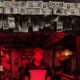 MCGUIRE'S IRISH PUB, LOS PUBS CON BILLETES PEGADOS A LAS PAREDES