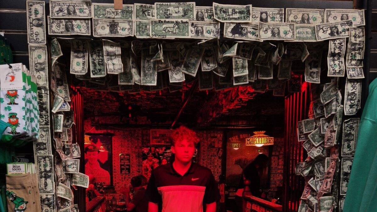 MCGUIRE'S IRISH PUB, LOS PUBS CON BILLETES PEGADOS A LAS PAREDES