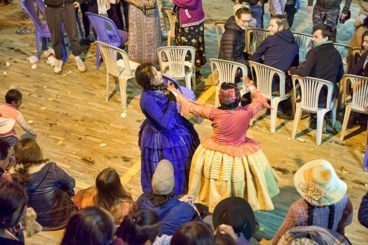 1. Lucha de cholitas. Foto - Alamy