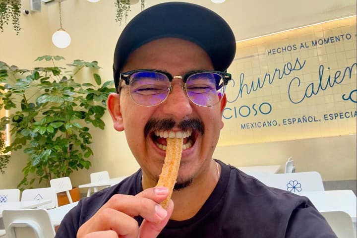 1. Persona comiendo churros. Foto - @al_moro (Instagram)