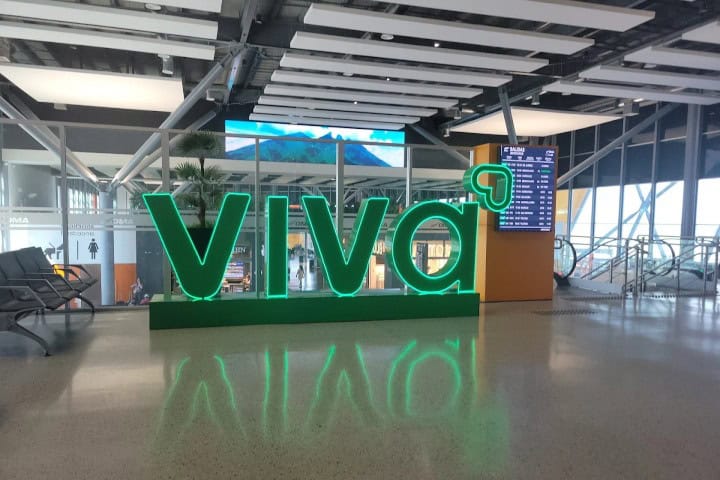 1. Letrero de Viva en el Aeropuerto Internacional de Monterrey. Foto - Mar Escalante (Google Maps)