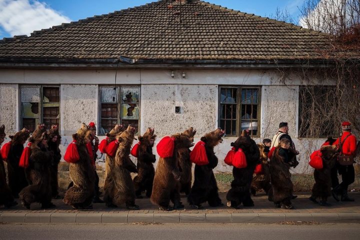 1. Festival del Baile del Oso en Rumania. Foto - @andreea.a.alexandru (Instagram)