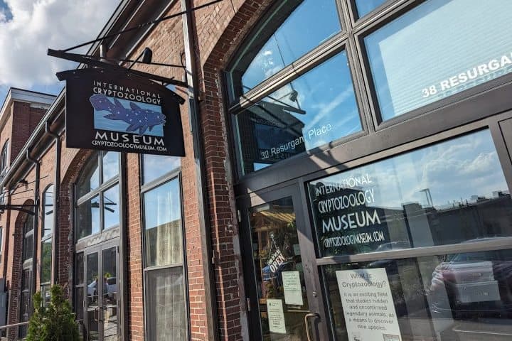 1. Entrada del Museo Internacional de Criptozoología. Foto - Raphaël Gendron-Martin (Google Maps)