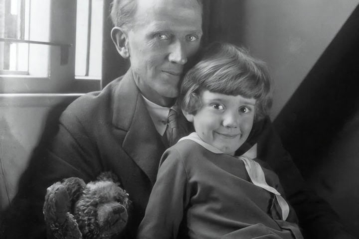 1. Alan Alexander Milne, Christopher Robin y Winnie the Pooh. Foto - Club de lectura CCSS (Facebook)