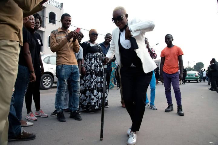 1. Gente mirando a Sapeur en el Congo. Foto - Alamy