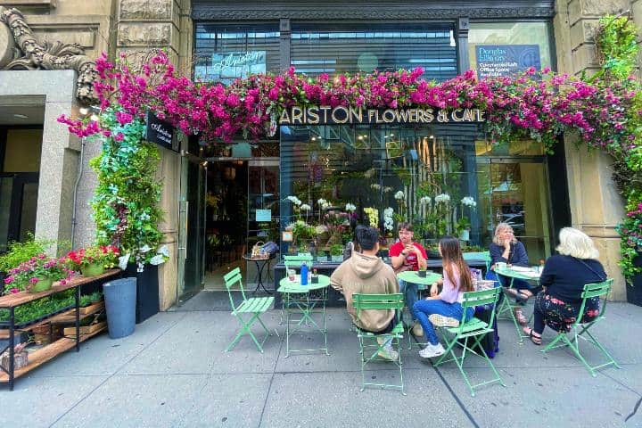 1. Ariston Flowers & Café. Foto - Random-osity