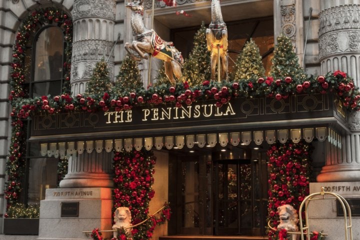 1. Hotel The Peninsula New York durante Navidad. Foto - NYC Christmas Lights Tours