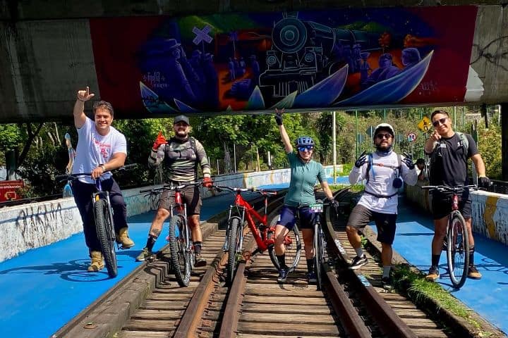 1. Ciclistas en la ciclovía Ferrocarril de Cuernavaca. Foto - @exmaloboonum (Instagram)