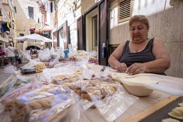 1. Nonna de Bari haciendo orecchiette. Foto - Getty Images