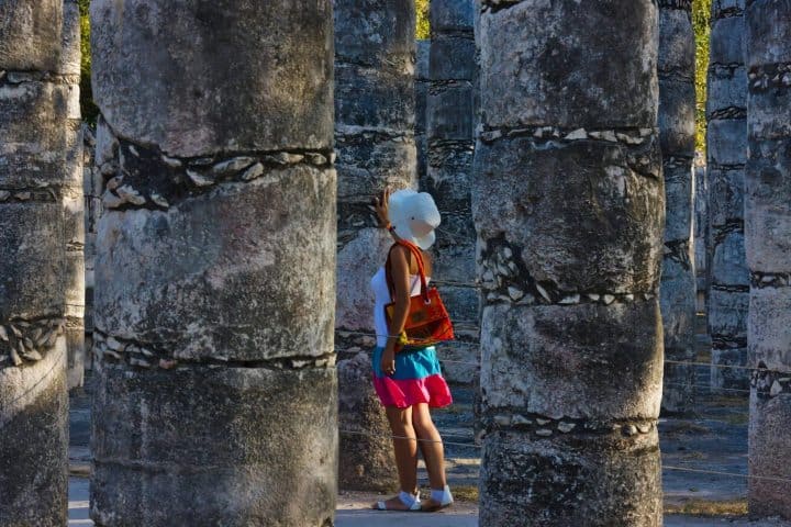 10. Viajera en las Mil Columnas de Chichén Itzá. Foto - Alamy