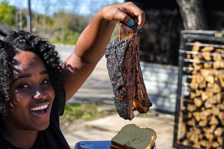 11. Comensal en 2M Smokehouse. Foto - 2M Smokehouse & catering (Facebook)