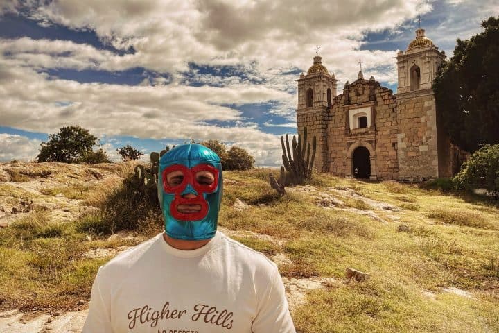 12. Viajero imitando fotografía de Nacho Libre en el Santuario de las Peñitas en Etla. Foto - @miguelfranzoni (Instagram)