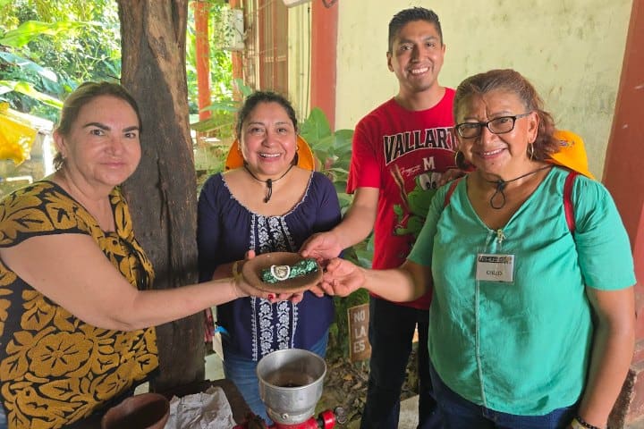 12. Viajeros con chocolate. Foto - Rehiletes