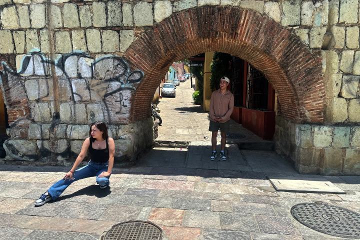 13. Viajeros imitando escena de Nacho Libre en el Acueducto de Oaxaca. Foto - @ibarraanak (TikTok)