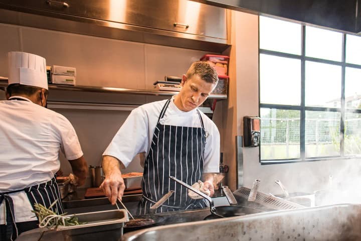 14. Chef en el restaurante Signature. Foto - @signaturesanantonio (Instagram)