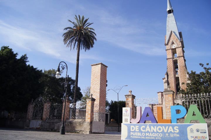14. Entrada a la Parroquia del Señor de la Misericordia. Foto - Gus Espinosa