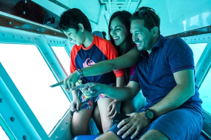 2. Familia en el Subsee. Foto - Aquaworld Cancun (Facebook)