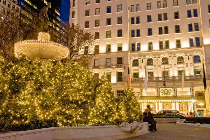 2. Hotel Plaza durante Navidad. Foto - Alamy