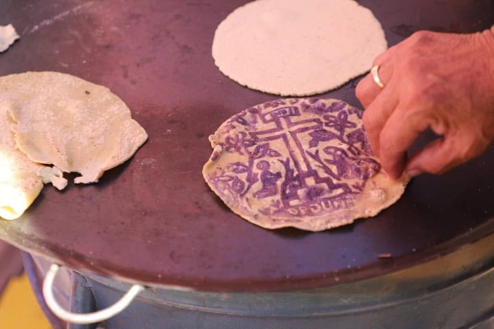 2. Comonfort presentando la tortilla ceremonial en el Tianguis Nacional de Pueblos Mágicos 2025. Foto - @turismogobgente (X)