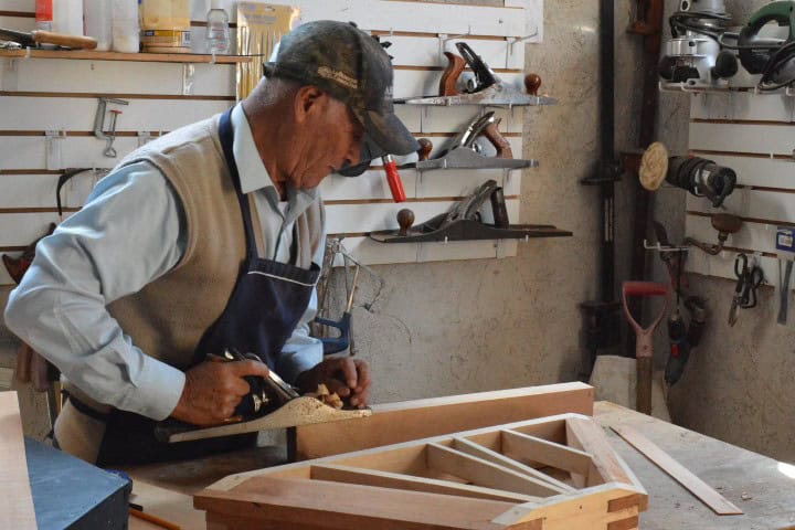 2. Artesano tlaxcalteca fabricando salterio. Foto - Sectur Tlaxcala (Facebook)