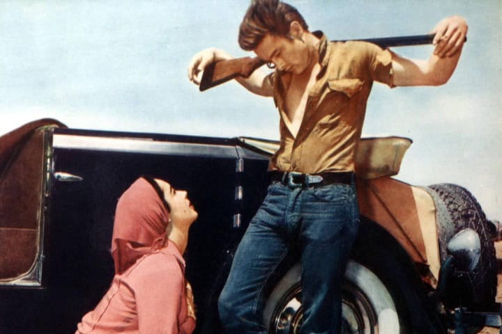 2. (De izquierda a derecha) Leslie y Jett Rink en Giant, 1956. Foto - Alamy