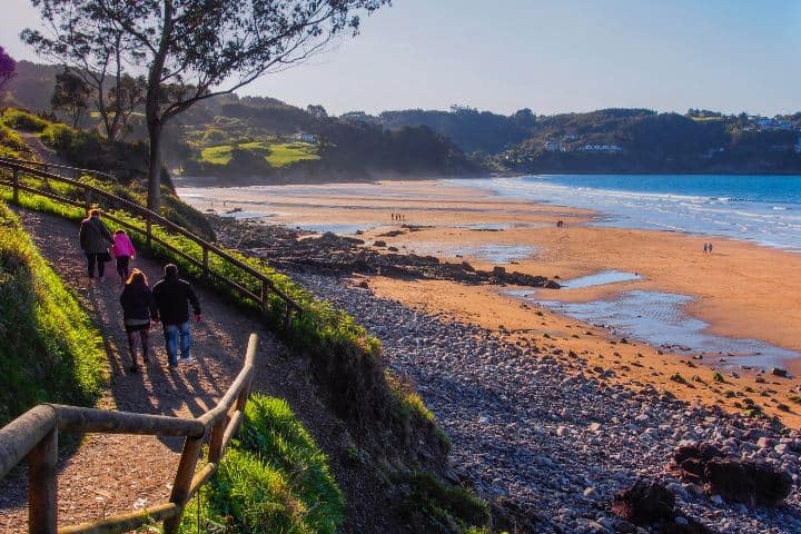 2. Sendero en Playa de la Griega. Foto - Turismo Asturias