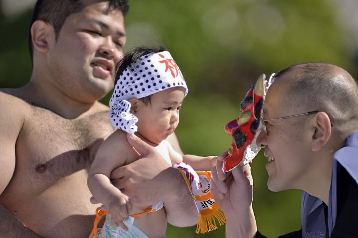 2. Árbitro intenta asustar a bebé durante el Nakizumo. Foto - Getty Images