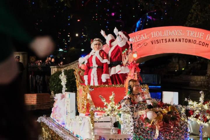 2. Desfile Anual Ford Holiday River Parade. Foto - Visit San Antonio (Facebook)