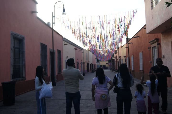 20. Viajeros durante un atardecer en Jalpa de Cánovas. Foto - Gus Espinosa