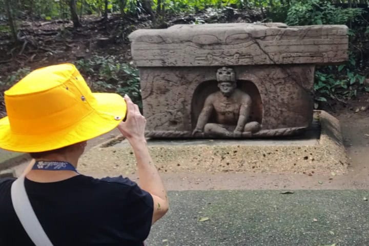 3. Viajera en el Parque Museo La Venta. Foto - Rehiletes