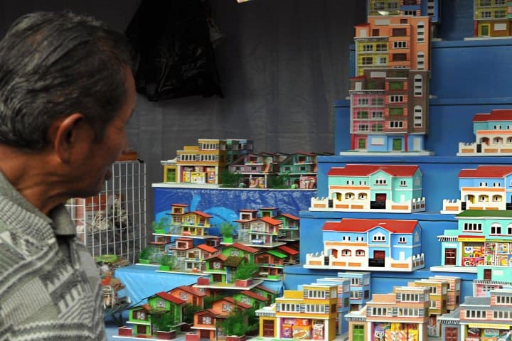 3. Hombre mirando alasitas de casas. Foto - Getty Images