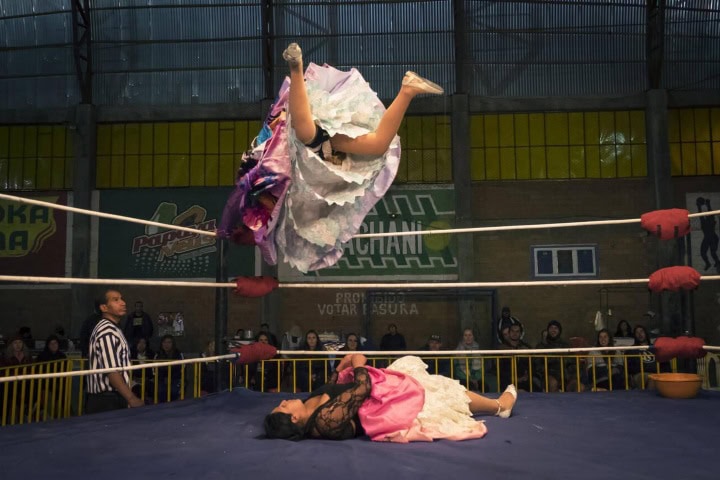 3. Lucha de cholitas. Foto - Alamy