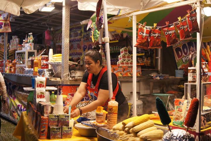 3. Puestos de postres y elotes en las Noches Mágicas de Jalpa de Cánovas. Foto - Gus Espinosa